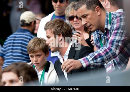 Londres, Royaume-Uni. 02 juillet 2010. LONDRES, ANGLETERRE - JUILLET 02 : joueur de football David Beckham (portant son anneau de mariage au milieu de rumeurs d'une rupture avec la femme Victoria Beckham) Et le fils Brooklyn participe au match semi-final entre Andy Murray de Grande-Bretagne et Rafael Nadal d'Espagne le 11 e jour des Championnats de tennis de pelouse de Wimbledon au All England Lawn tennis and Croquet Club le 2 juillet 2010 à Londres, Angleterre personnes: David Beckham Brooklyn Beckham crédit: Storms Media Group/Alamy Live News Banque D'Images