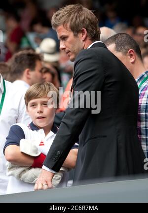 Londres, Royaume-Uni. 02 juillet 2010. LONDRES, ANGLETERRE - JUILLET 02 : joueur de football David Beckham (portant son anneau de mariage au milieu de rumeurs d'une rupture avec la femme Victoria Beckham) Et le fils Brooklyn participe au match semi-final entre Andy Murray de Grande-Bretagne et Rafael Nadal d'Espagne le 11 e jour des Championnats de tennis de pelouse de Wimbledon au All England Lawn tennis and Croquet Club le 2 juillet 2010 à Londres, Angleterre personnes: David Beckham Brooklyn Beckham crédit: Storms Media Group/Alamy Live News Banque D'Images