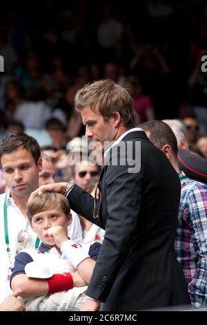 Londres, Royaume-Uni. 02 juillet 2010. LONDRES, ANGLETERRE - JUILLET 02 : joueur de football David Beckham (portant son anneau de mariage au milieu de rumeurs d'une rupture avec la femme Victoria Beckham) Et le fils Brooklyn participe au match semi-final entre Andy Murray de Grande-Bretagne et Rafael Nadal d'Espagne le 11 e jour des Championnats de tennis de pelouse de Wimbledon au All England Lawn tennis and Croquet Club le 2 juillet 2010 à Londres, Angleterre personnes: David Beckham Brooklyn Beckham crédit: Storms Media Group/Alamy Live News Banque D'Images