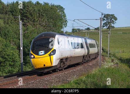 Première Trenitalia Avanti West Coast Alstom Pendolino train 390039 inclinable en suivant une courbe sur la ligne principale de la côte ouest Banque D'Images