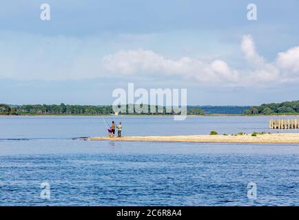 Deux hommes pêchant sur Tyndal point, North Haven, NY Banque D'Images