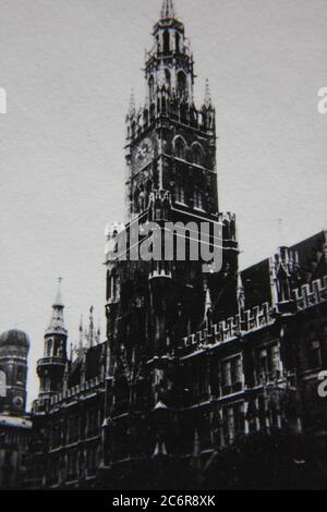 Belle photo de style de vie noir et blanc vintage des années 70 de la tour de l'horloge de Munich sur la place de la ville, Rathaus-Glockenspiel. Banque D'Images