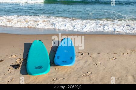 Paire de planches de surf, sur une plage à Montauk, NY Banque D'Images