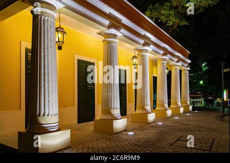 Macao, 5 décembre 2010 - vue extérieure de nuit de la bibliothèque Taipa Banque D'Images