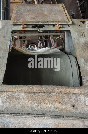 convoyeur à courroie dans une mine de charbon abandonnée Banque D'Images