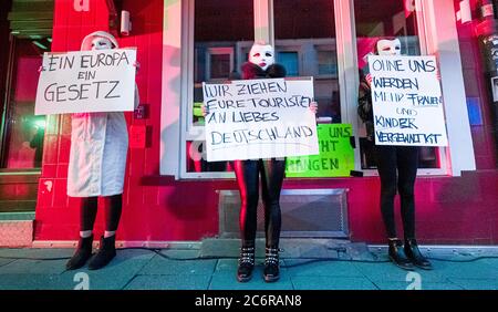 Hambourg, Allemagne. 11 juillet 2020. Les prostituées portent des panneaux à Herbertstraße avec les inscriptions "une Europe, une loi", "nous attirons vos touristes, cher Allemagne" et "sans nous plus de femmes et d'enfants seront violés". Ils manifestent avec d'autres femmes pour l'ouverture des maisons closes à St. Pauli. Ces derniers sont actuellement fermés pour contenir la pandémie de Corona. Credit: Markus Scholz/dpa/Alay Live News Banque D'Images