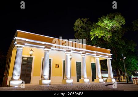 Macao, 5 décembre 2010 - vue extérieure de nuit de la bibliothèque Taipa Banque D'Images