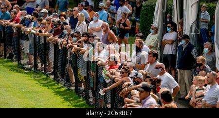 New Stanton, DE, États-Unis. 11 juillet 2020. 11 juillet 2020 : les fans se rassemblent à la clôture pour observer le Delaware handicap à l'occasion de la journée Delaware handicap au Delaware Park à New Stanton, Delaware. Scott Serio/Eclipse Sportswire/CSM/Alamy Live News Banque D'Images