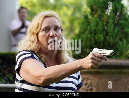 Patricia McCloskey, montrée visant son arme à Black Lives Matter manifestants lorsqu'ils sont entrés dans leur quartier de St. Louis le dimanche 28 juin 2020, a remis l'arme à son avocat qui l'a à son tour donné à la police de St. Louis, le samedi 11 juillet 2020. Le pistolet inopérable a été pris par la police alors que le fusil AR-15 que son mari Mark McCloskey tenait aurait été saisi par la police le 10 juillet 2020 à leur domicile. Les deux ont défendu leurs actions en disant qu'ils avaient l'impression que leur vie était menacée. Photo de fichier par Bill Greenblatt/UPI Banque D'Images