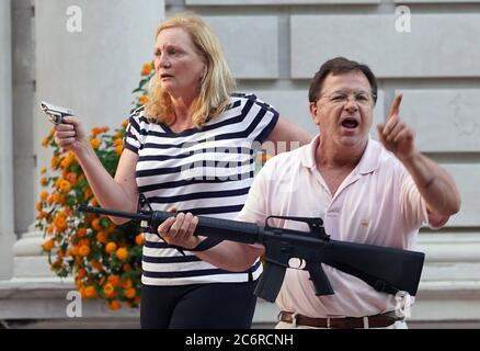 Patricia McCloskey et son mari Mark, ont montré viser leurs armes à Black Lives Matter les manifestants lorsqu'ils sont entrés dans leur quartier de St. Louis le dimanche 28 juin 2020, ont remis leurs armes à la police de St. Louis, le samedi 11 juillet 2020. Le pistolet inopérable a été pris par la police le samedi 11 juillet 2020, tandis que le fusil AR-15 que son mari Mark McCloskey tenait, aurait été saisi par la police le 10 juillet 2020 à leur domicile. Les deux ont défendu leurs actions en disant qu'ils avaient l'impression que leur vie était menacée. Photo de fichier par Bill Greenblatt/UPI Banque D'Images