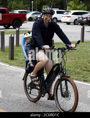 Cleveland, États-Unis. 11 juillet 2020. Un homme porte un masque en conduisant sa bicyclette à bord de son augurer en réponse à l'ordre de couverture de visage de l'Ohio à la suite du coronavirus (COVID-19) à Edgewater Park à Cleveland, Ohio, le samedi 11 juillet 2020. Photo par Aaron Josefczyk/UPI crédit: UPI/Alay Live News Banque D'Images