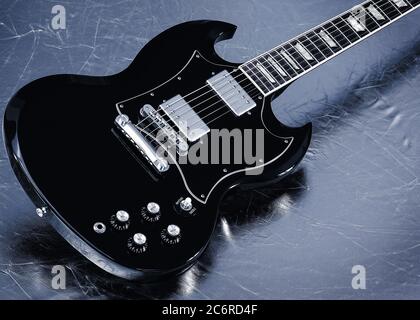 Une guitare électrique Gibson SG Standard avec fond argenté. Banque D'Images