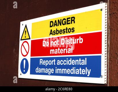 Danger, ACMS, panneau pour les matériaux contenant de l'amiante, danger amiante, ne pas déranger le matériel, signaler immédiatement les dommages accidentels Banque D'Images