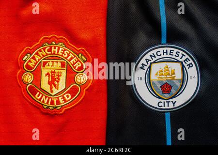 Calgary, Alberta, Canada. 10 juillet 2020. Manchester United vs Manchester City football football gros plan sur leurs logos de maillot Banque D'Images