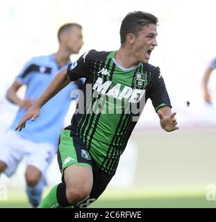 Rome, Italie. 11 juillet 2020. Giacomo Raspadori de Sassuolo célèbre après avoir obtenu son score lors du match de football de la série A entre Lazio et Sassuolo à Rome, Italie, le 11 juillet 2020. Crédit: Augusto Casasoli/Xinhua/Alamy Live News Banque D'Images