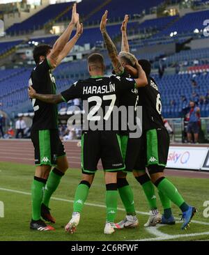 Rome, Italie. 11 juillet 2020. Les joueurs de Sassuolo célèbrent un but de Francesco Caputo lors de la série UN match de football entre Lazio et Sassuolo à Rome, Italie, 11 juillet 2020. Crédit: Augusto Casasoli/Xinhua/Alamy Live News Banque D'Images