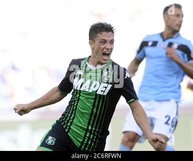 Rome, Italie. 11 juillet 2020. Giacomo Raspadori de Sassuolo célèbre après avoir obtenu son score lors du match de football de la série A entre Lazio et Sassuolo à Rome, Italie, le 11 juillet 2020. Crédit: Augusto Casasoli/Xinhua/Alamy Live News Banque D'Images