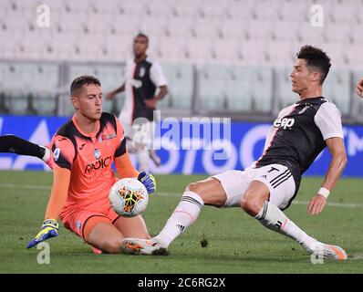 Turin, Italie. 11 juillet 2020. Cristiano Ronaldo (R) de Juventus rivalise avec le gardien de but d'Atalanta Pierluigi Gollini lors de la série UN match de football entre Juventus et Atalanta à Turin, Italie, le 11 juillet 2020. Crédit: Federico Tardito/Xinhua/Alamy Live News Banque D'Images