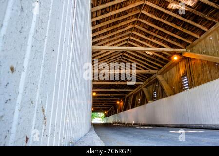 Fermes en bois à l'intérieur du pont couvert West Montrose, du pont Kissing, au-dessus de Grand River, West Montrose, région rurale de l'Ontario, Canada Banque D'Images