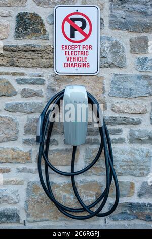 Point de charge de véhicule électrique Tesla, chargeur mural, Ontario, Canada Banque D'Images
