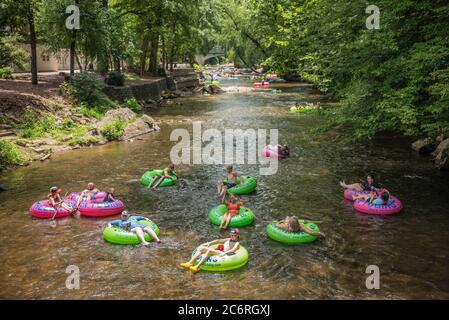 Les familles apprécient de passer une journée d'été en bouée dans le centre-ville d'Helen, en Géorgie, dans l'eau fraîche et rafraîchissante de la rivière Chattahoochee. (ÉTATS-UNIS) Banque D'Images