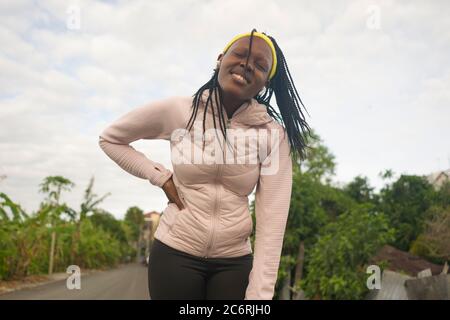 Coureur fille souffrant points douleur - jeune attrayant et en forme noir afro femme américaine fatiguée et épuisée avoir un point pendant la course à l'extérieur W Banque D'Images