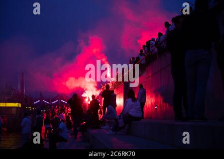 Varsovie, Pologne. 11 juillet 2020. Les supporters de l'équipe de football Legia Warsaw célèbrent après avoir remporté le titre du 14e championnat polonais (Ligue polonaise Ekstraklasa) dans l'histoire. Crédit : SOPA Images Limited/Alamy Live News Banque D'Images