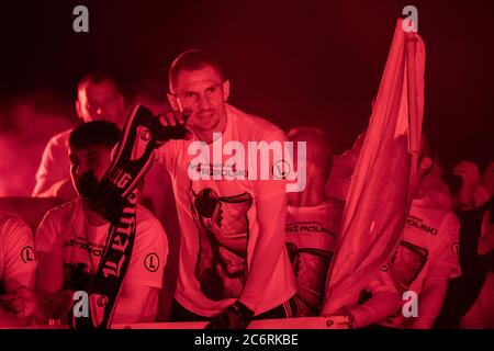 Varsovie, Pologne. 11 juillet 2020. Artur Jedrzejczyk (C) de l'équipe de football Legia Varsovie vu sur un bateau à la Vistule pendant les célébrations.Legia Varsovie a gagné le 14ème titre de Championnat polonais (Ligue polonaise Ekstralasa) dans l'histoire. Crédit : SOPA Images Limited/Alamy Live News Banque D'Images