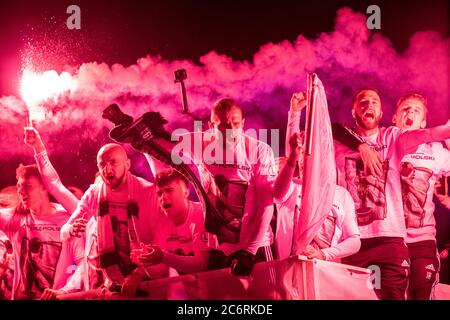 Varsovie, Pologne. 11 juillet 2020. Valeriane Gvilia (L), Artur Jedrzejczyk (C), Domagoj Antolic (R) et leurs coéquipiers de l'équipe de football Legia Varsovie célèbrent la victoire du 14e championnat polonais (Ligue polonaise Ekstraklasa) dans l'histoire. Crédit : SOPA Images Limited/Alamy Live News Banque D'Images