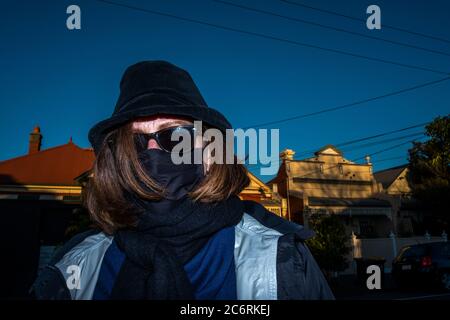 Une femme portant un masque pour empêcher la capture du coronavirus à Melbourne, Victoria, Australie Banque D'Images