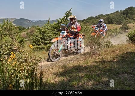 Motards à moto endoro KTM 690 Enduro R et KTM EXC 450 lors du championnat italien Motorally Terre di Romagna, le 5 juillet 2015 à Preda Banque D'Images