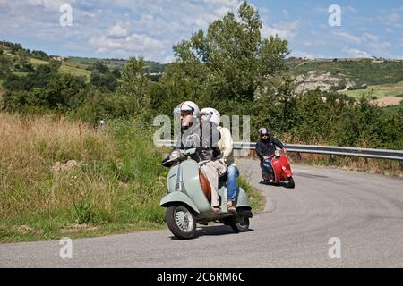 Couple de Vespa, ancien scooter, dans les collines italiennes pendant le rallye Raduno Vespa e Lambretta, le 21 juin 2015 à Forlimpopoli, FC, Emilia-Romag Banque D'Images