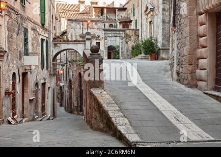 Sorano, Grosseto, Toscane, Italie: Coin pittoresque avec ruelle étroite, maisons anciennes et église dans le village médiéval toscan Banque D'Images