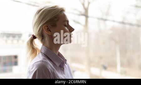 Calme jeune femme caucasienne médite respirer de l'air frais Banque D'Images