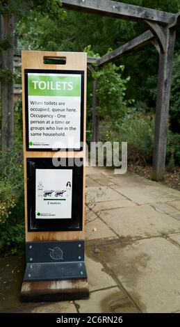 Précautions sociales de distanciation (incluant 2 m d'intervalle) aux toilettes de l'université de Cambridge jardin botanique, juillet 2020, en raison du coronavirus. Banque D'Images