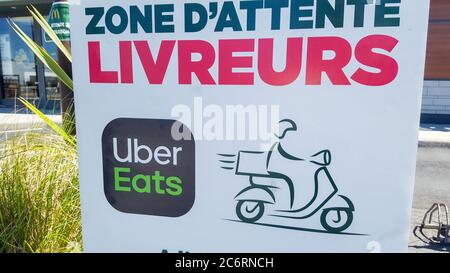 Bordeaux , Aquitaine / France - 07 07 2020 : logo Uber Eats texte à bord pour livraison garée conducteur de vélo homme avec scooter et sac à dos Banque D'Images