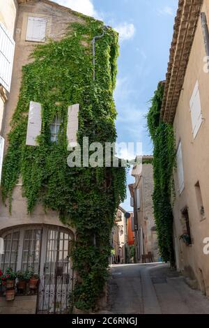 Rue du village de Lourmarin dans le Luberon Provence france Banque D'Images