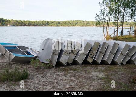 Petit bateau en aluminium apprenant les bateaux d'école a renversé les barques sur Dock sable lac plage Banque D'Images