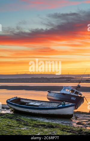 Appledore, North Devon, Angleterre. Dimanche 12 juillet 2020. Météo Royaume-Uni. Après une nuit douce, le petit rivage côtier du Devon du Nord d'Appledore se réveille à un beau lever de soleil sur les petits bateaux amarrés sur l'estuaire de la rivière Torridge. Crédit : Terry Mathews/Alay Live News Banque D'Images