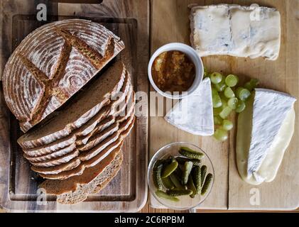 sélection de pain et de fromage mûr servie en plein air Banque D'Images