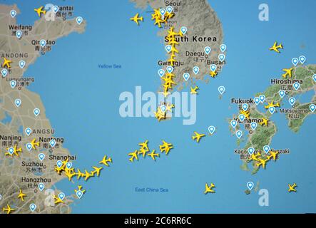 Trafic aérien sur Shanghai, Séoul, Fukuoka (12 juillet 2020, UTC 22.08) sur Internet avec le site Flightracar 24, pendant la période de pandémie du coronavirus Banque D'Images