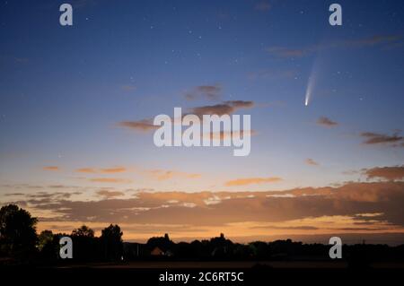 Comet C/2020 F3 (NEOWISE), Dickleburgh, Norfolk, Royaume-Uni Banque D'Images