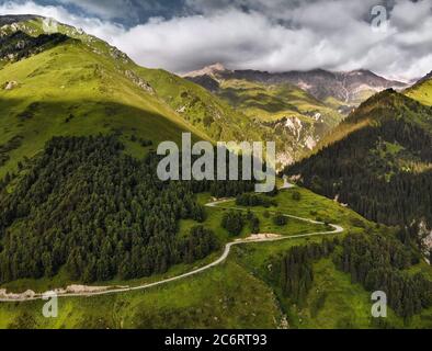 Vue aérienne de la route dans la vallée de montagne avec forêt luxuriante au Kazakhstan Banque D'Images