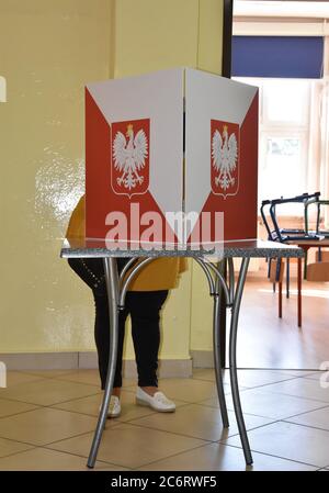 Lubin, Pologne. 12 juillet 2020. Deuxième tour des élections présidentielles en Pologne. Les Polonais élisent un président. Les bureaux de vote sont ouverts de 7 à 21 heures en Pologne crédit: Piotr Twardysko-Wierzbicki/ZUMA Wire/Alay Live News Banque D'Images