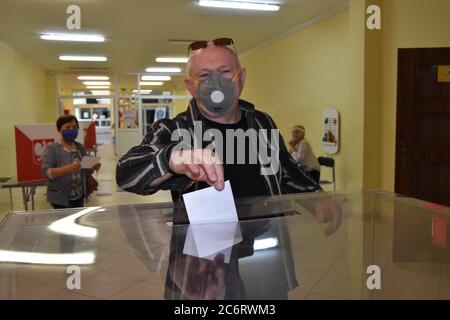 Lubin, Pologne. 12 juillet 2020. Deuxième tour des élections présidentielles en Pologne. Les Polonais élisent un président. Les bureaux de vote sont ouverts de 7 à 21 heures en Pologne crédit: Piotr Twardysko-Wierzbicki/ZUMA Wire/Alay Live News Banque D'Images