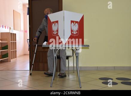 Lubin, Pologne. 12 juillet 2020. Deuxième tour des élections présidentielles en Pologne. Les Polonais élisent un président. Les bureaux de vote sont ouverts de 7 à 21 heures en Pologne crédit: Piotr Twardysko-Wierzbicki/ZUMA Wire/Alay Live News Banque D'Images