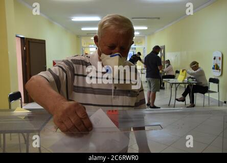 Lubin, Pologne. 12 juillet 2020. Deuxième tour des élections présidentielles en Pologne. Les Polonais élisent un président. Les bureaux de vote sont ouverts de 7 à 21 heures en Pologne crédit: Piotr Twardysko-Wierzbicki/ZUMA Wire/Alay Live News Banque D'Images