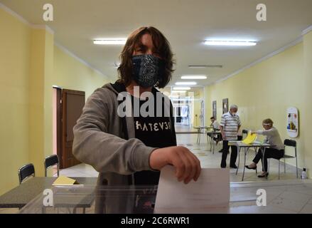 Lubin, Pologne. 12 juillet 2020. Deuxième tour des élections présidentielles en Pologne. Les Polonais élisent un président. Les bureaux de vote sont ouverts de 7 à 21 heures en Pologne crédit: Piotr Twardysko-Wierzbicki/ZUMA Wire/Alay Live News Banque D'Images