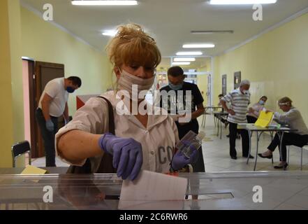 Lubin, Pologne. 12 juillet 2020. Deuxième tour des élections présidentielles en Pologne. Les Polonais élisent un président. Les bureaux de vote sont ouverts de 7 à 21 heures en Pologne crédit: Piotr Twardysko-Wierzbicki/ZUMA Wire/Alay Live News Banque D'Images