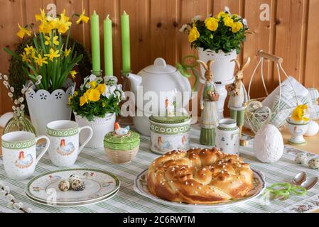 décoration de table de pâques en vert et blanc avec savane, porcelaine avec ornement de pâques et fleurs printanières Banque D'Images